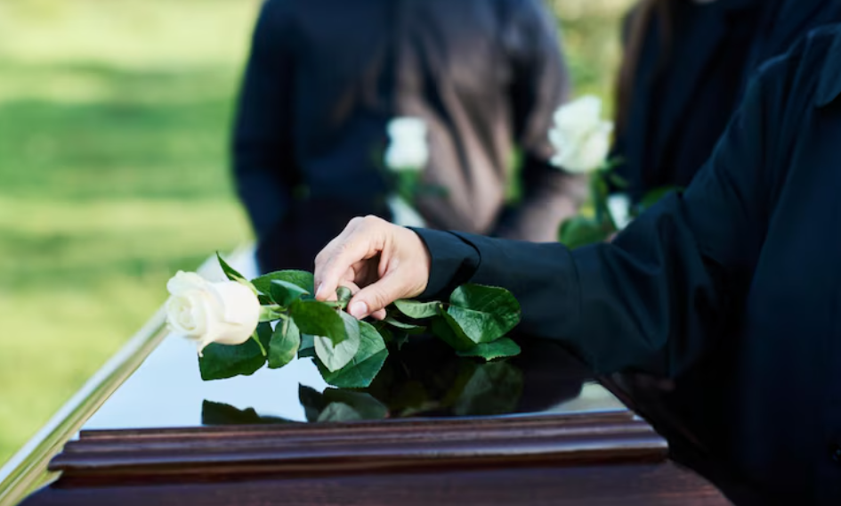 Durch schwierige Zeiten kommen: Dienstleistungen, die Sie nach dem Tod eines geliebten Menschen unterstützen